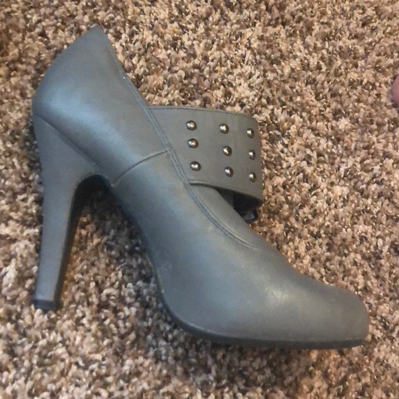 Leather booties, one black one grey - Picture 5 of 5